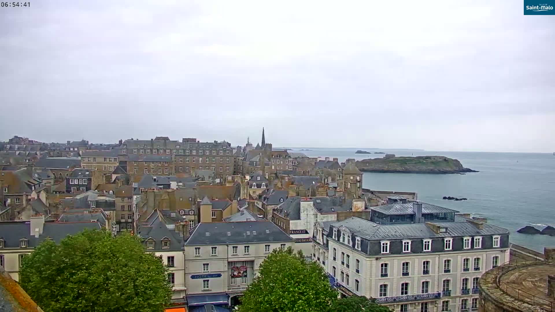 Saint-Malo City & Beach View Skyline Live Cam - Saint-Malo, Ille-et-Vilaine, Bretagne, France
