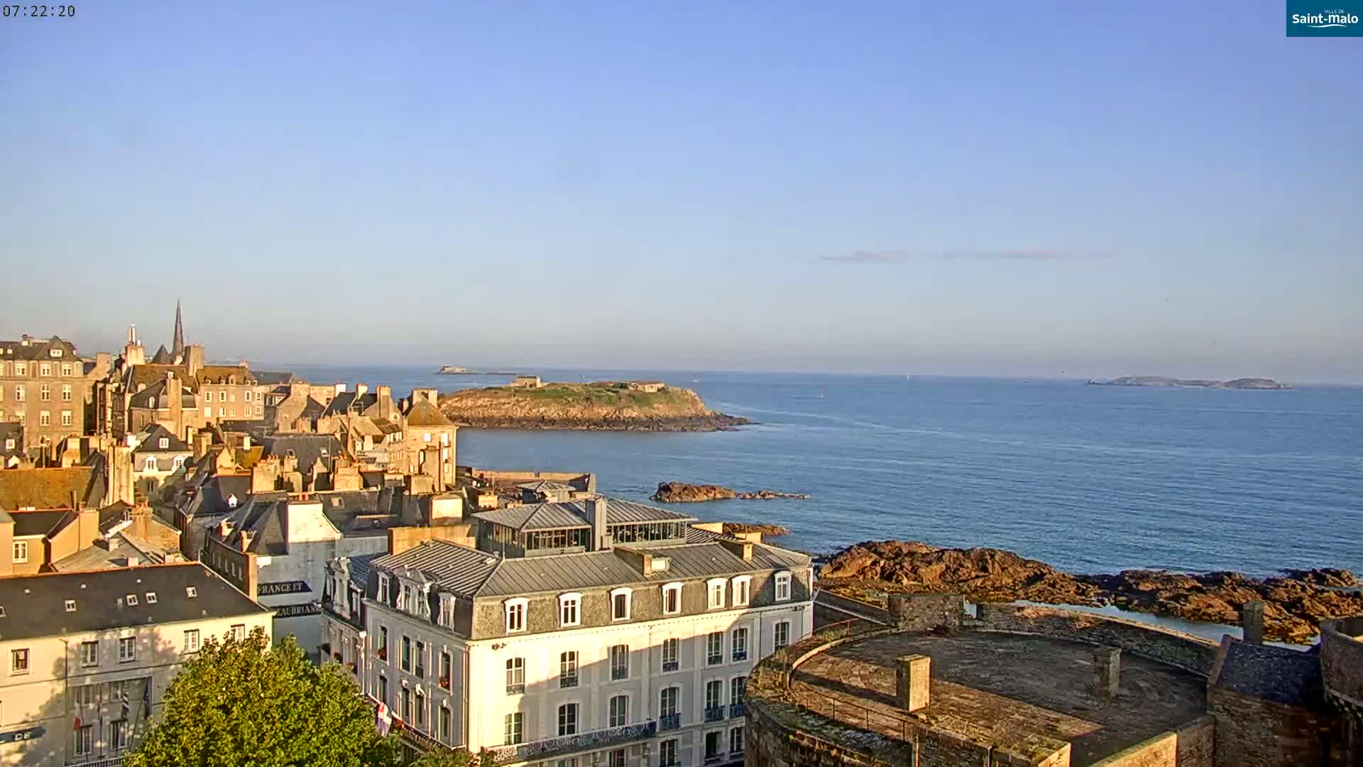 Saint-Malo City & Beach View Skyline Live Cam - Saint-Malo, Ille-et-Vilaine, Bretagne, France