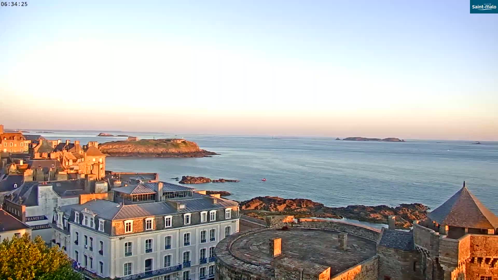 Saint-Malo City & Beach View Skyline Live Cam - Saint-Malo, Ille-et-Vilaine, Bretagne, France