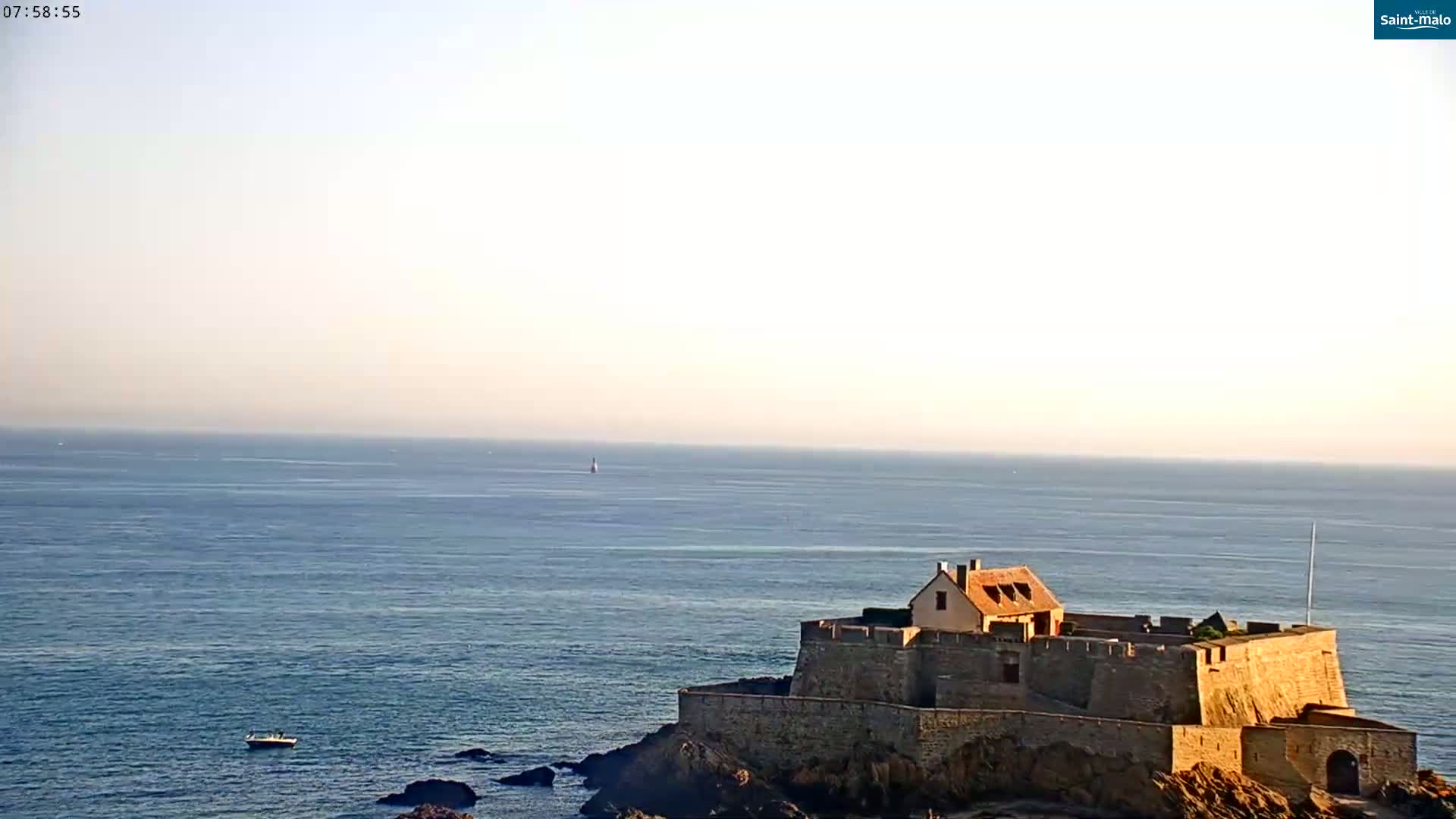 Saint-Malo City & Beach View Skyline Live Cam - Saint-Malo, Ille-et-Vilaine, Bretagne, France