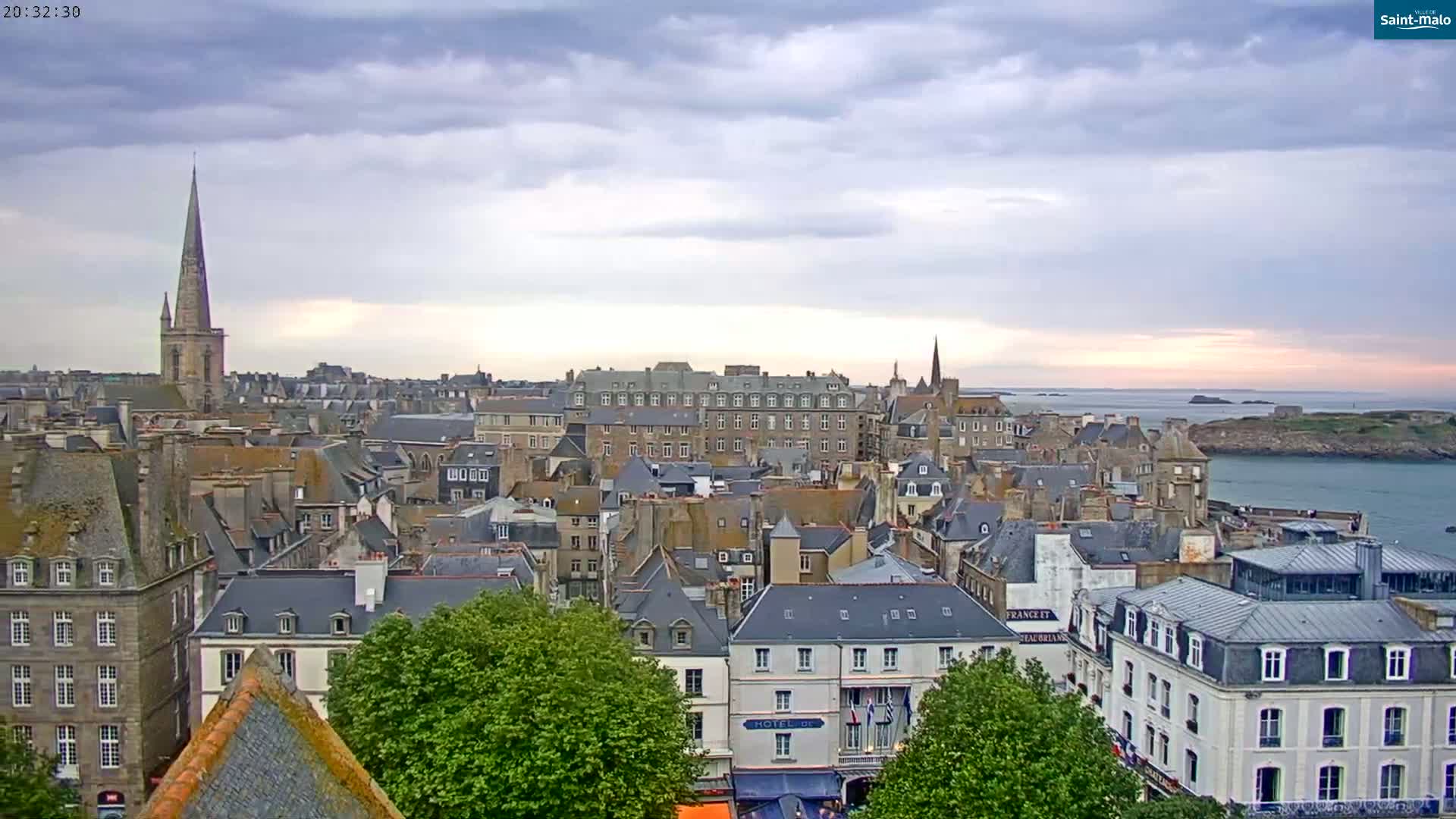 Saint-Malo City & Beach View Skyline Live Cam - Saint-Malo, Ille-et-Vilaine, Bretagne, France