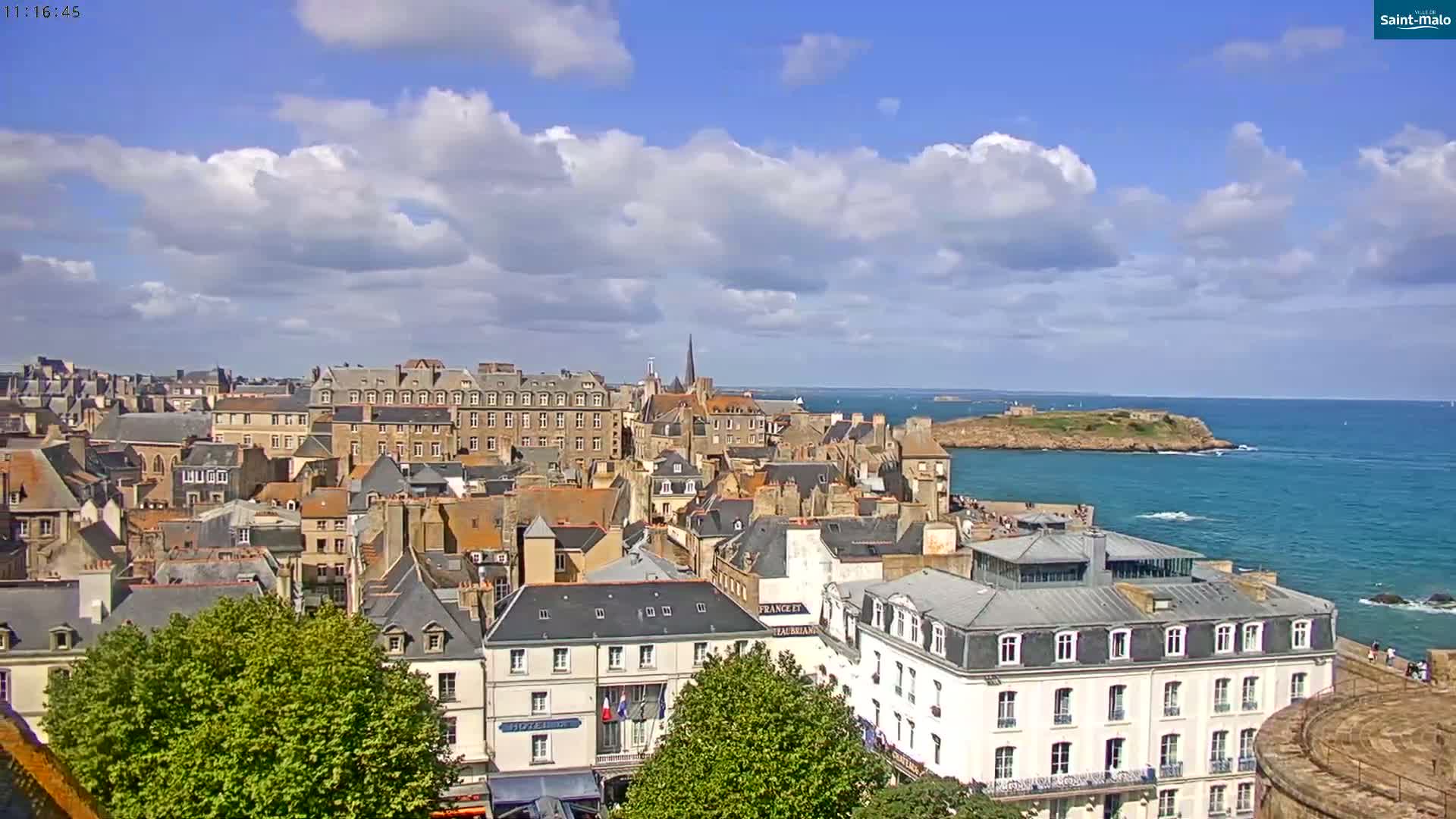 Saint-Malo City & Beach View Skyline Live Cam - Saint-Malo, Ille-et-Vilaine, Bretagne, France