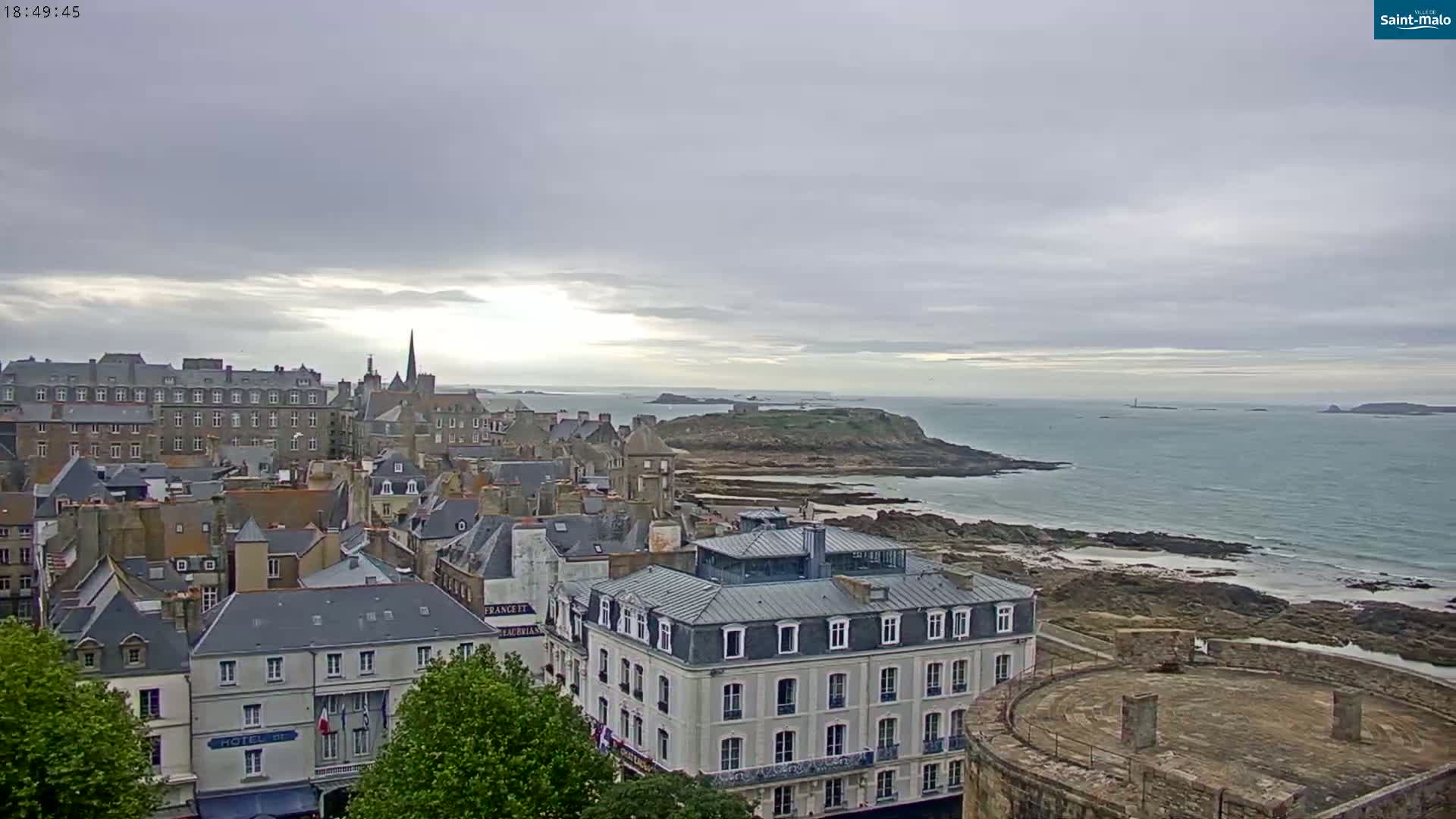 Saint-Malo City & Beach View Skyline Live Cam - Saint-Malo, Ille-et-Vilaine, Bretagne, France