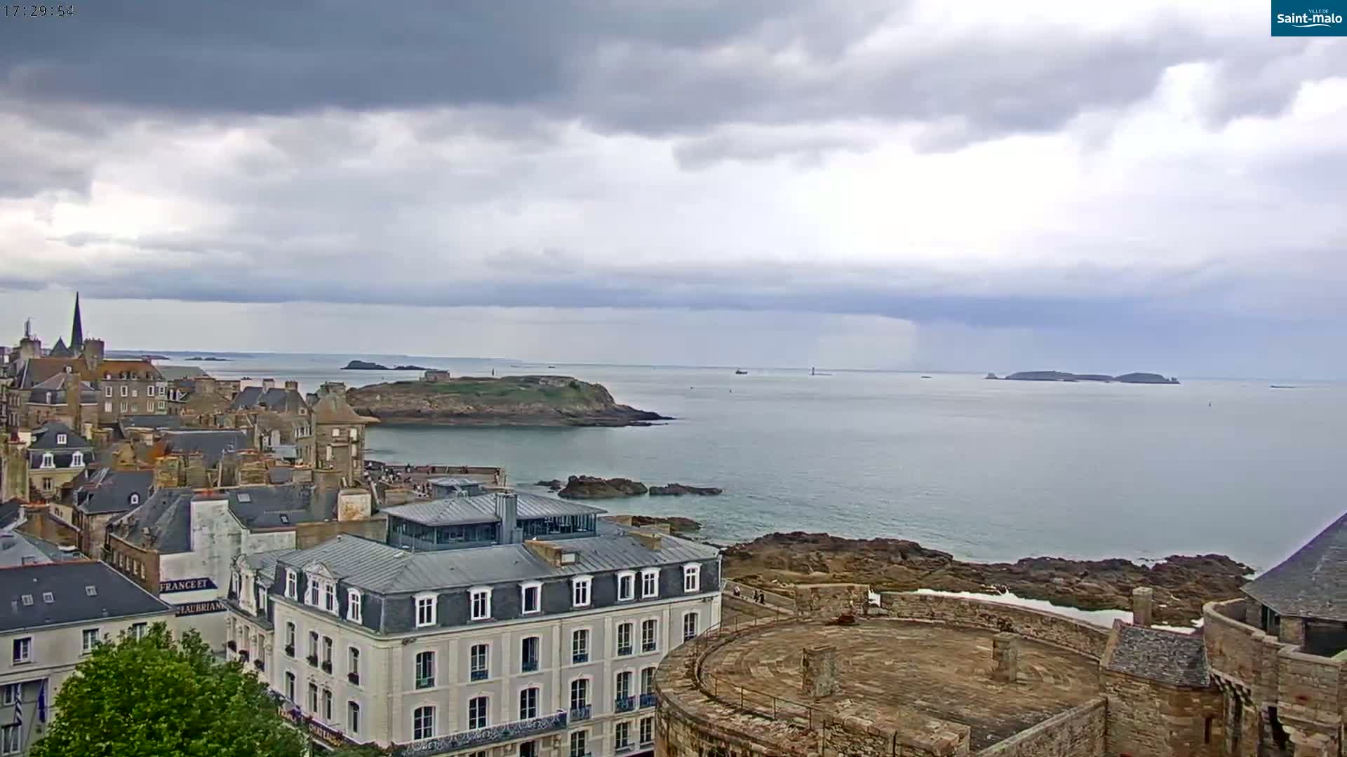 Saint-Malo City & Beach View Skyline Live Cam - Saint-Malo, Ille-et-Vilaine, Bretagne, France