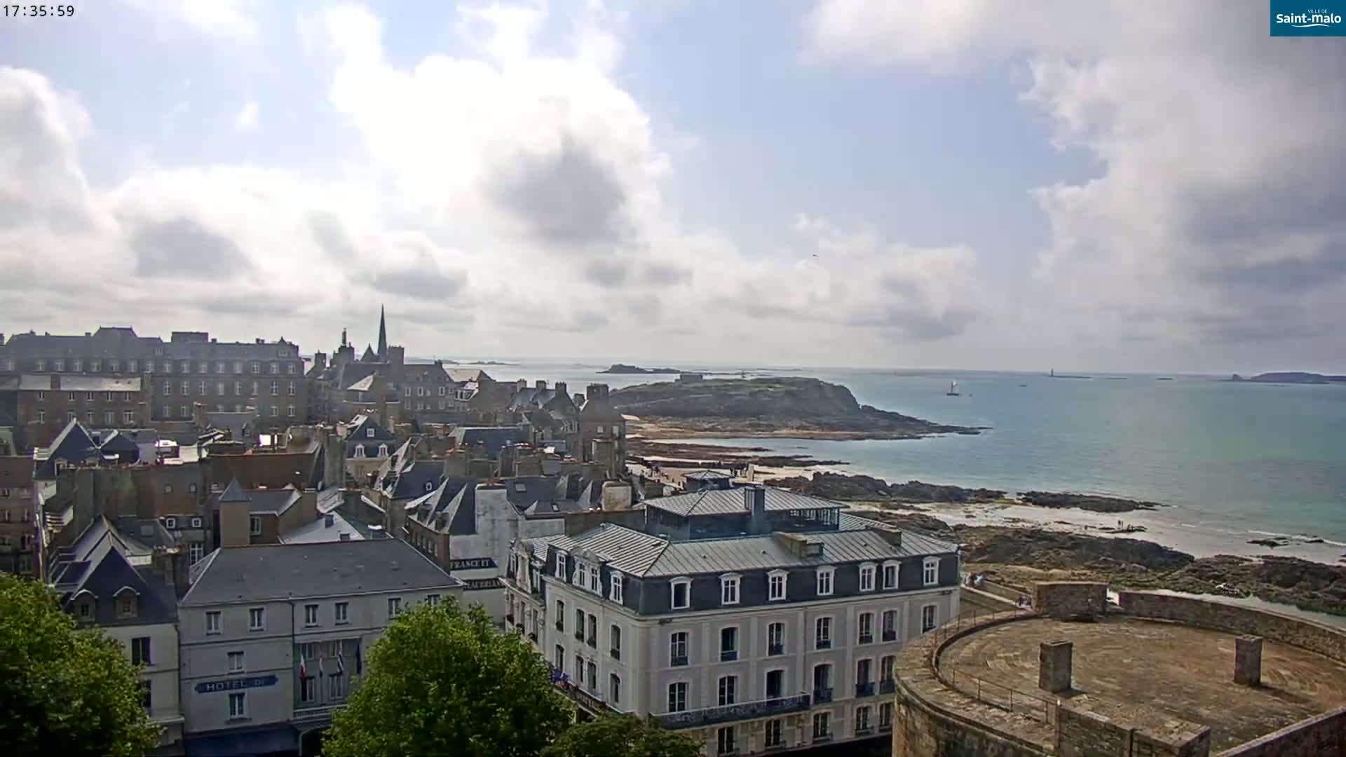 Saint-Malo City & Beach View Skyline Live Cam - Saint-Malo, Ille-et-Vilaine, Bretagne, France