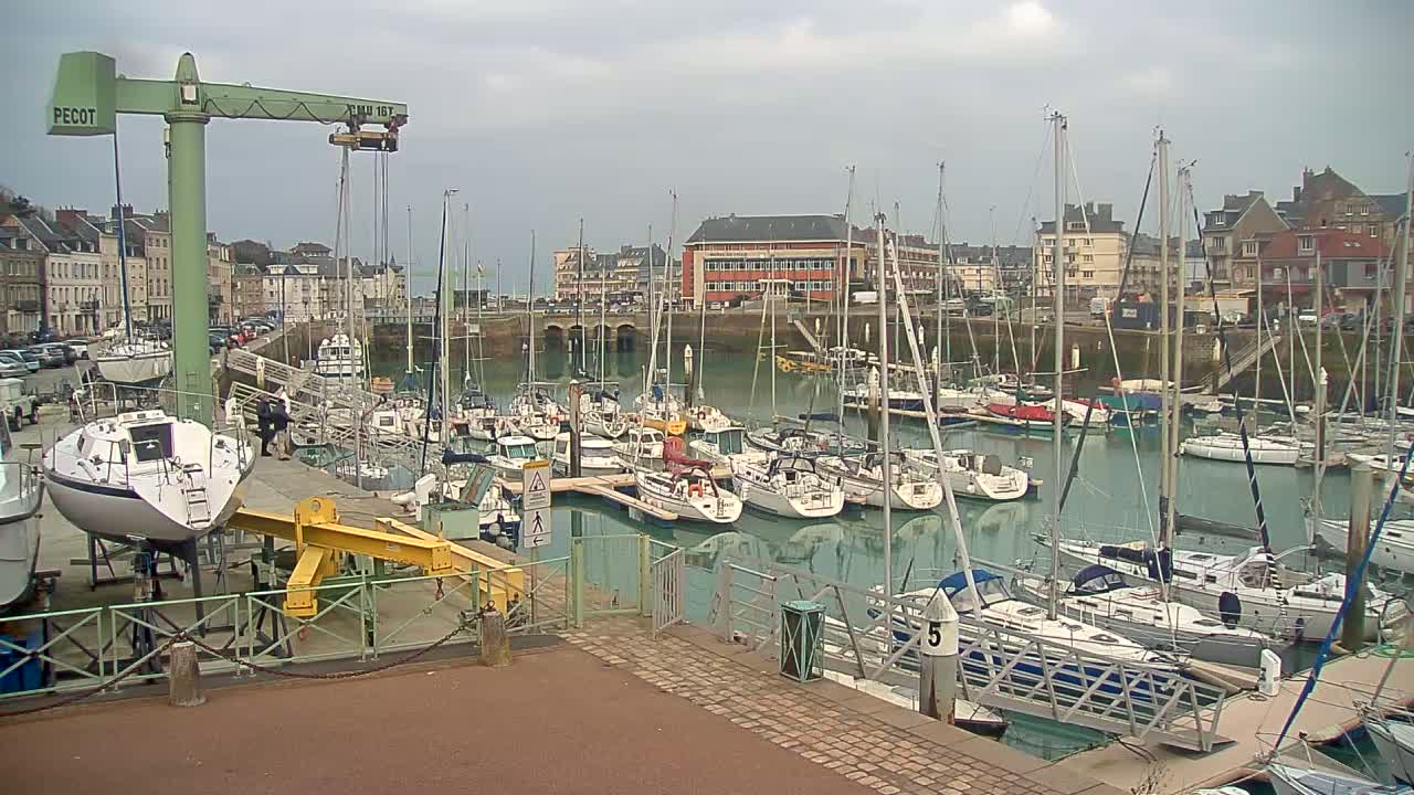 Saint-Valery-en-Caux City View & Le Port (Marine) Live Cam - Dieppe, Seine-Maritime, Normandie, France