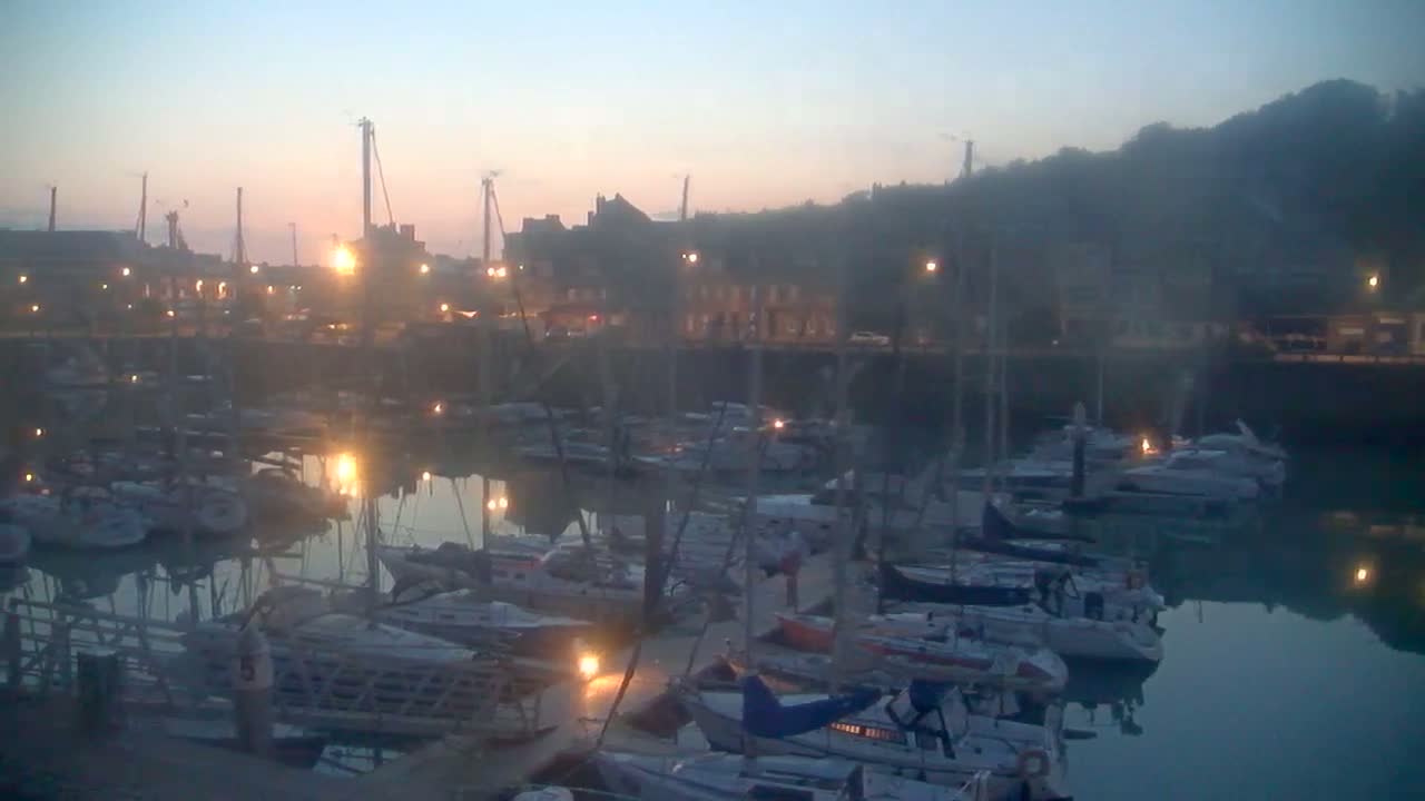 Saint-Valery-en-Caux City View & Le Port (Marine) Live Cam - Dieppe, Seine-Maritime, Normandie, France