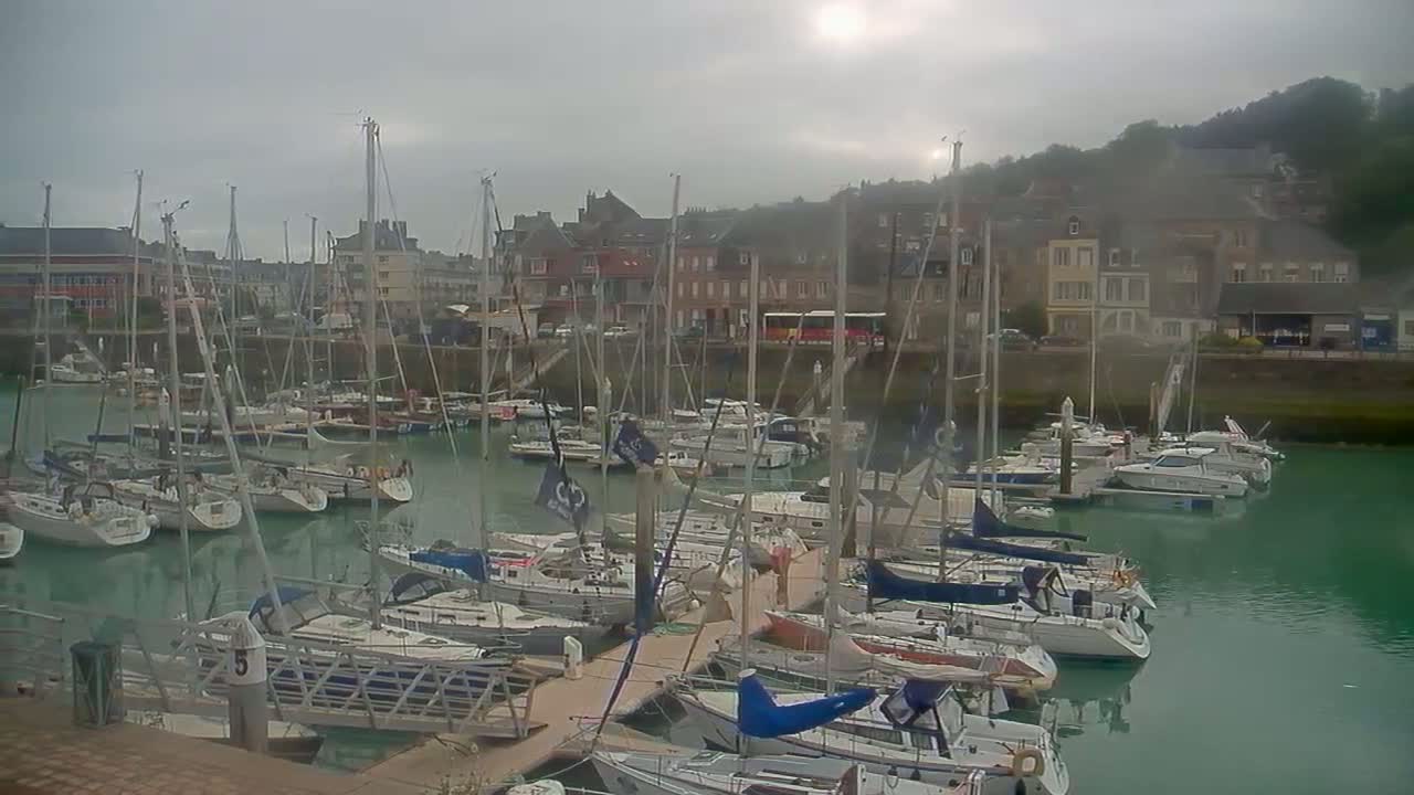 Saint-Valery-en-Caux City View & Le Port (Marine) Live Cam - Dieppe, Seine-Maritime, Normandie, France