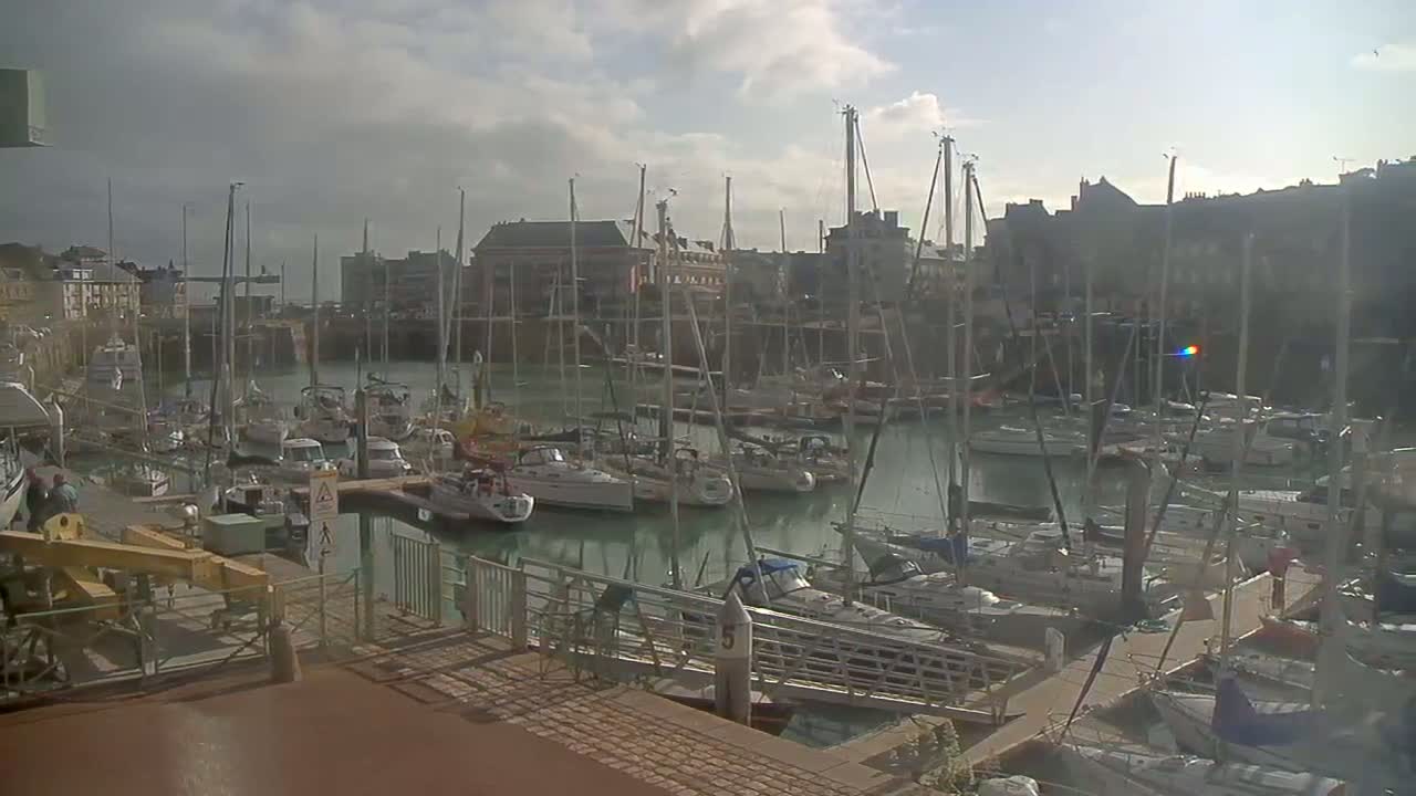Saint-Valery-en-Caux City View & Le Port (Marine) Live Cam - Dieppe, Seine-Maritime, Normandie, France
