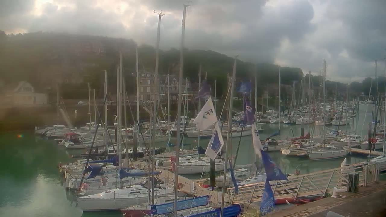 Saint-Valery-en-Caux City View & Le Port (Marine) Live Cam - Dieppe, Seine-Maritime, Normandie, France