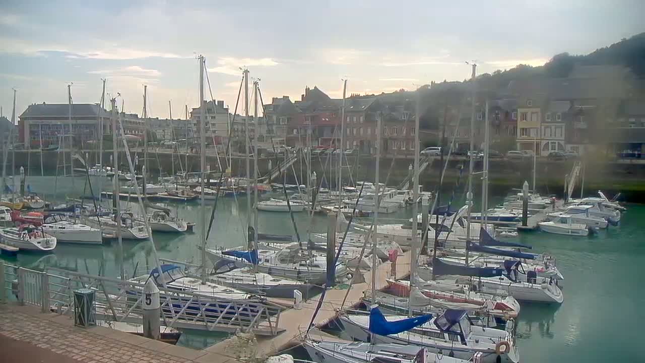Saint-Valery-en-Caux City View & Le Port (Marine) Live Cam - Dieppe, Seine-Maritime, Normandie, France