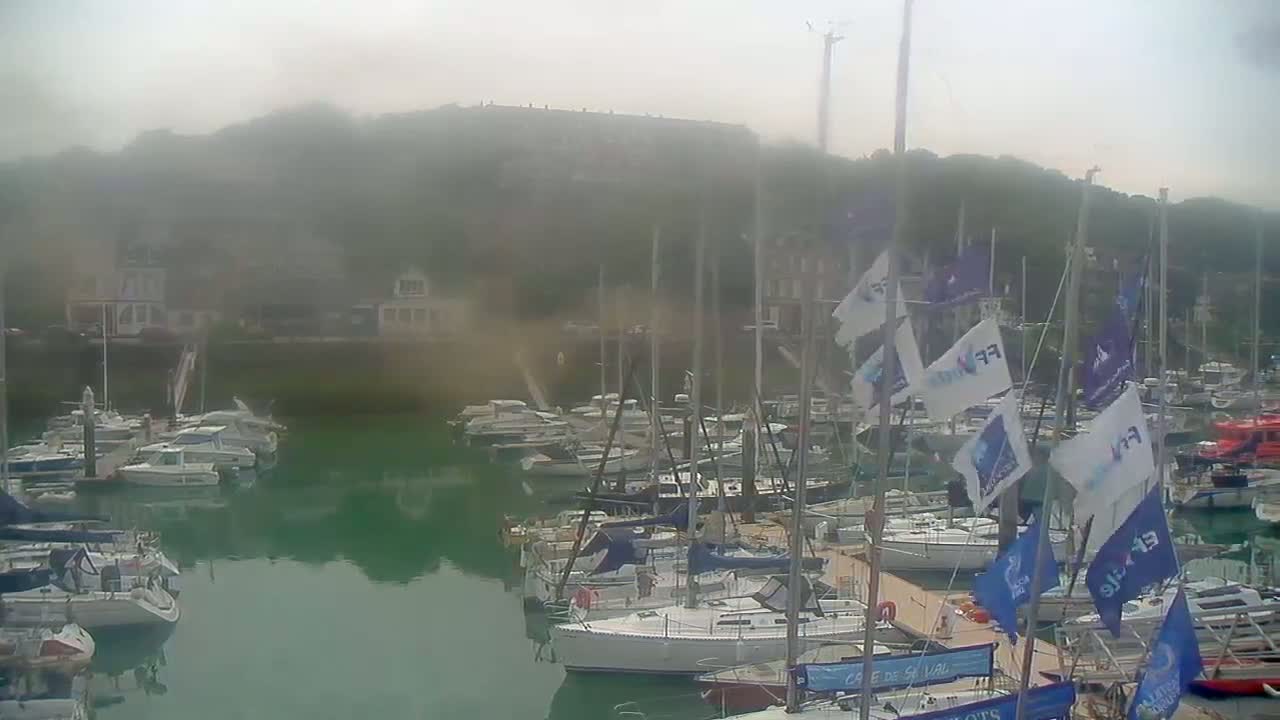 Saint-Valery-en-Caux City View & Le Port (Marine) Live Cam - Dieppe, Seine-Maritime, Normandie, France