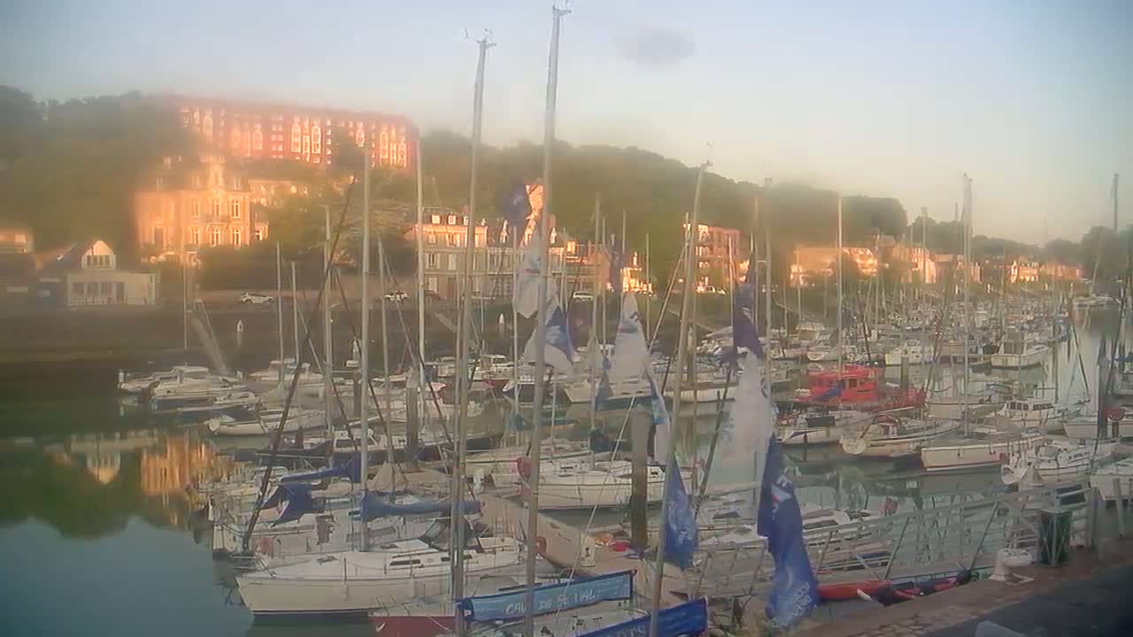 Saint-Valery-en-Caux City View & Le Port (Marine) Live Cam - Dieppe, Seine-Maritime, Normandie, France