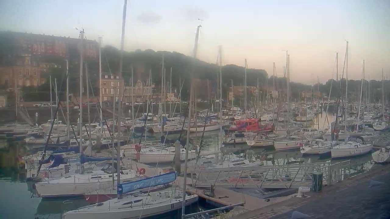 Saint-Valery-en-Caux City View & Le Port (Marine) Live Cam - Dieppe, Seine-Maritime, Normandie, France