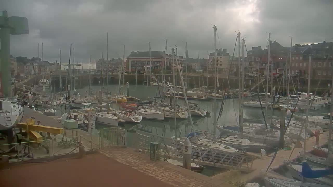 Saint-Valery-en-Caux City View & Le Port (Marine) Live Cam - Dieppe, Seine-Maritime, Normandie, France