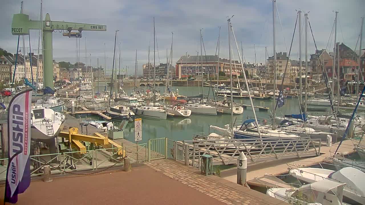 Saint-Valery-en-Caux City View & Le Port (Marine) Live Cam - Dieppe, Seine-Maritime, Normandie, France
