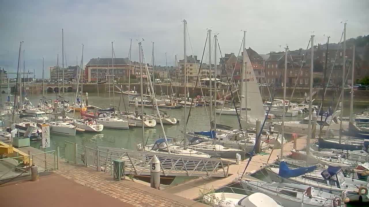 Saint-Valery-en-Caux City View & Le Port (Marine) Live Cam - Dieppe, Seine-Maritime, Normandie, France