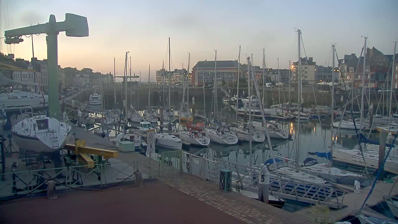 Saint-Valery-en-Caux City View & Le Port (Marine) Live Cam - Dieppe, Seine-Maritime, Normandie, France