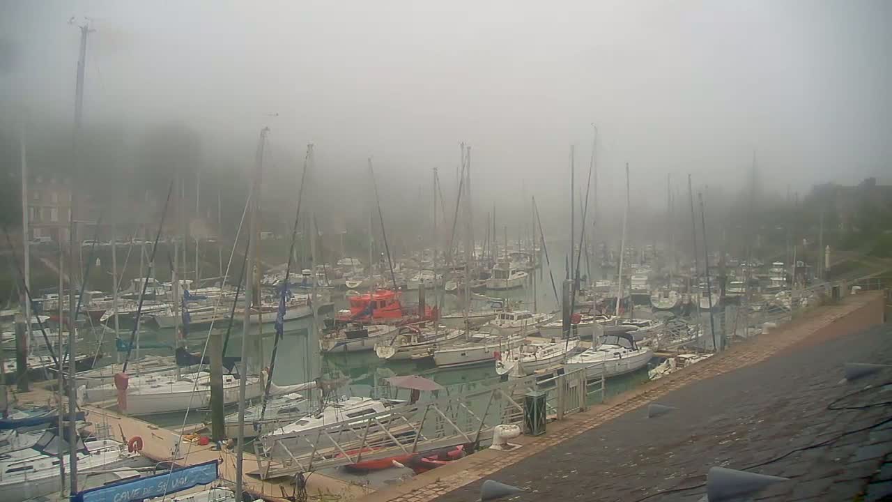 Saint-Valery-en-Caux City View & Le Port (Marine) Live Cam - Dieppe, Seine-Maritime, Normandie, France
