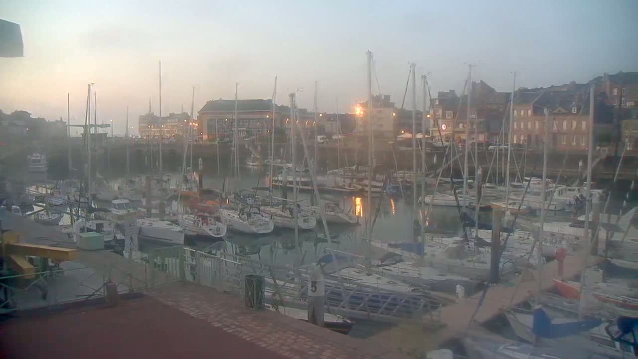 Saint-Valery-en-Caux City View & Le Port (Marine) Live Cam - Dieppe, Seine-Maritime, Normandie, France
