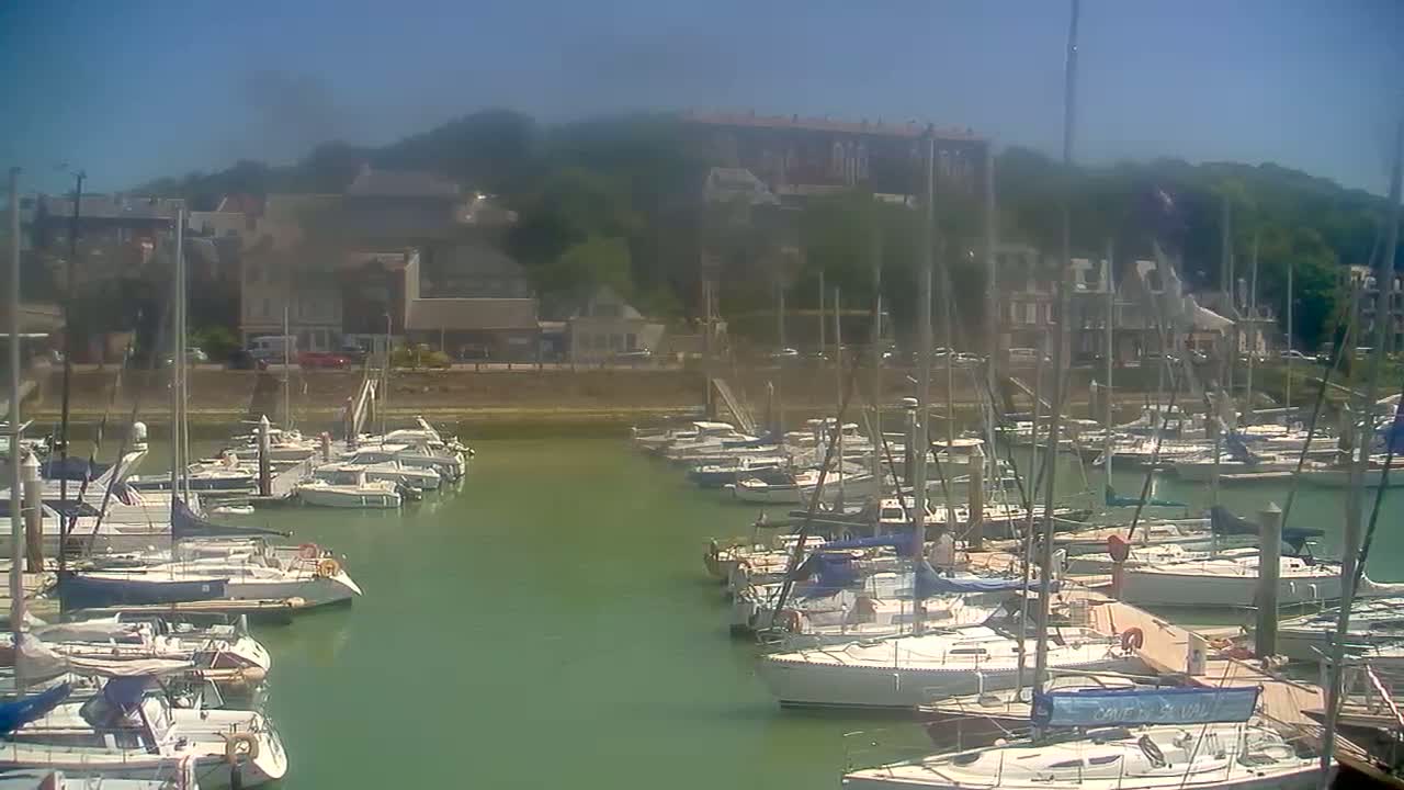 Saint-Valery-en-Caux City View & Le Port (Marine) Live Cam - Dieppe, Seine-Maritime, Normandie, France