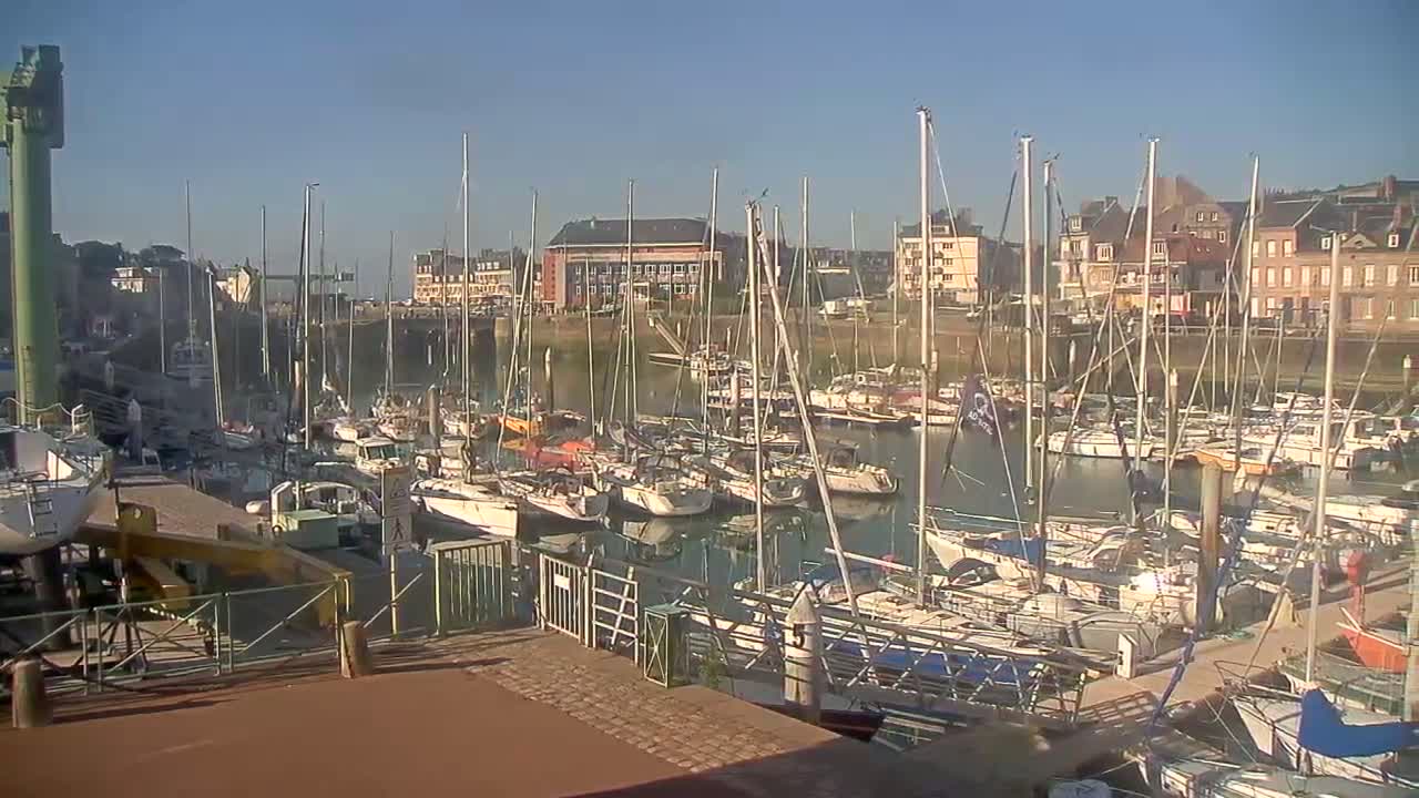Saint-Valery-en-Caux City View & Le Port (Marine) Live Cam - Dieppe, Seine-Maritime, Normandie, France