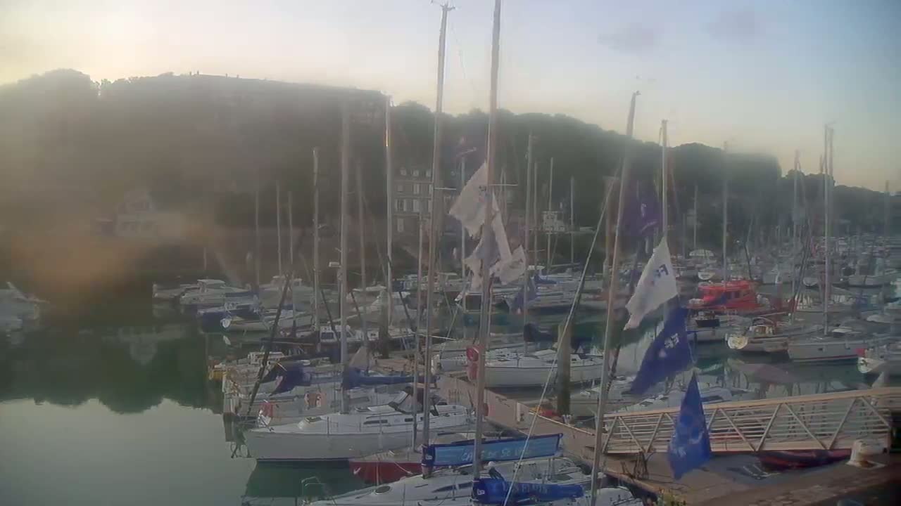 Saint-Valery-en-Caux City View & Le Port (Marine) Live Cam - Dieppe, Seine-Maritime, Normandie, France