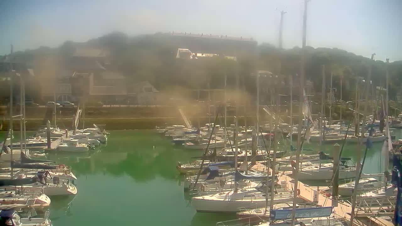 Saint-Valery-en-Caux City View & Le Port (Marine) Live Cam - Dieppe, Seine-Maritime, Normandie, France