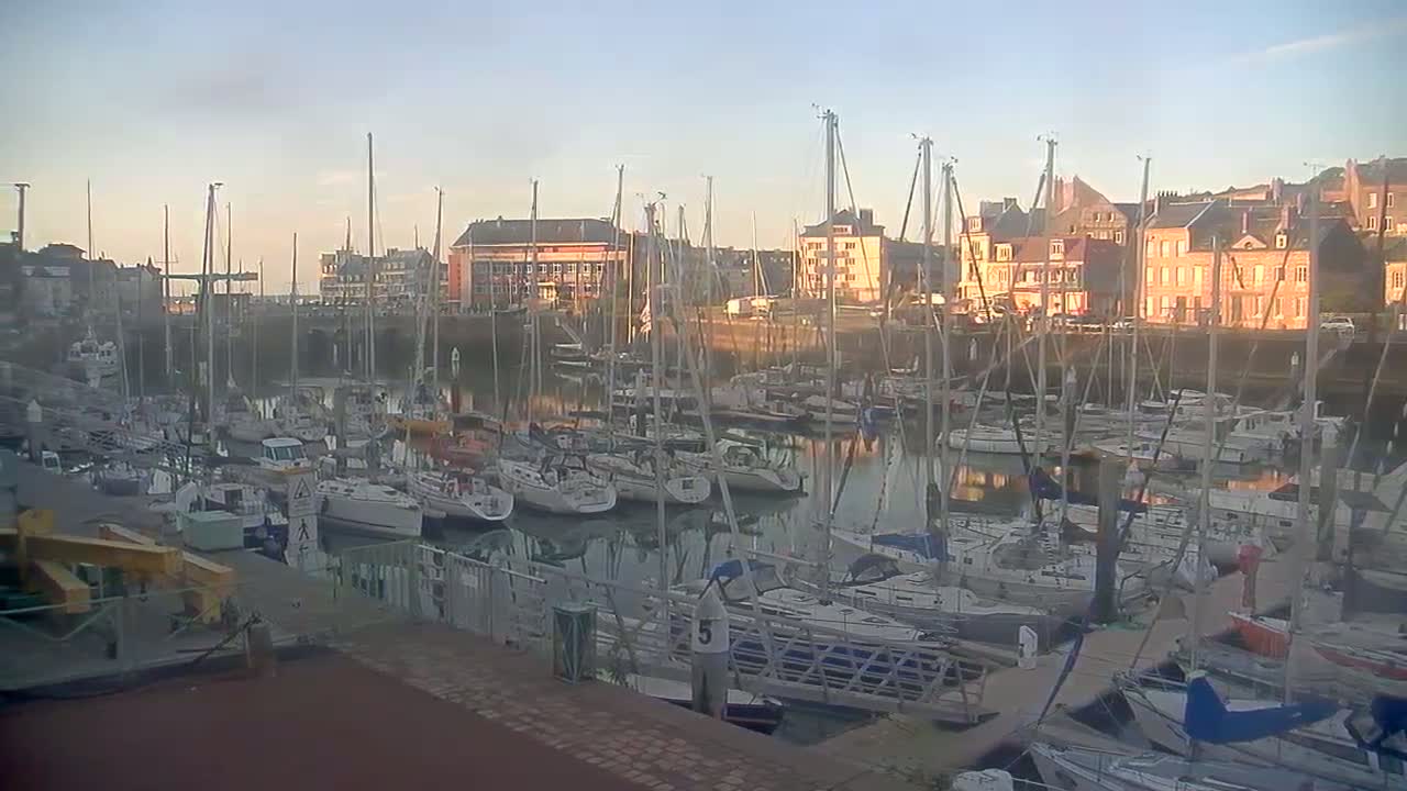 Saint-Valery-en-Caux City View & Le Port (Marine) Live Cam - Dieppe, Seine-Maritime, Normandie, France