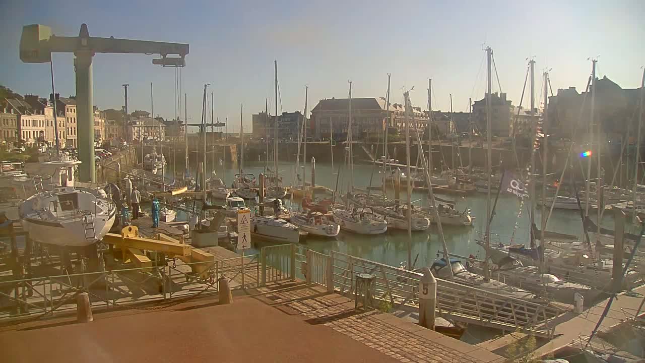 Saint-Valery-en-Caux City View & Le Port (Marine) Live Cam - Dieppe, Seine-Maritime, Normandie, France