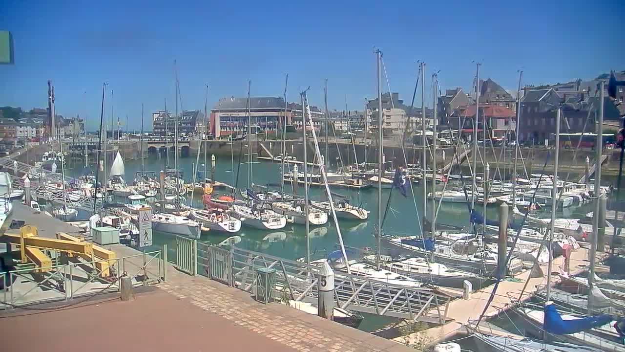 Saint-Valery-en-Caux City View & Le Port (Marine) Live Cam - Dieppe, Seine-Maritime, Normandie, France