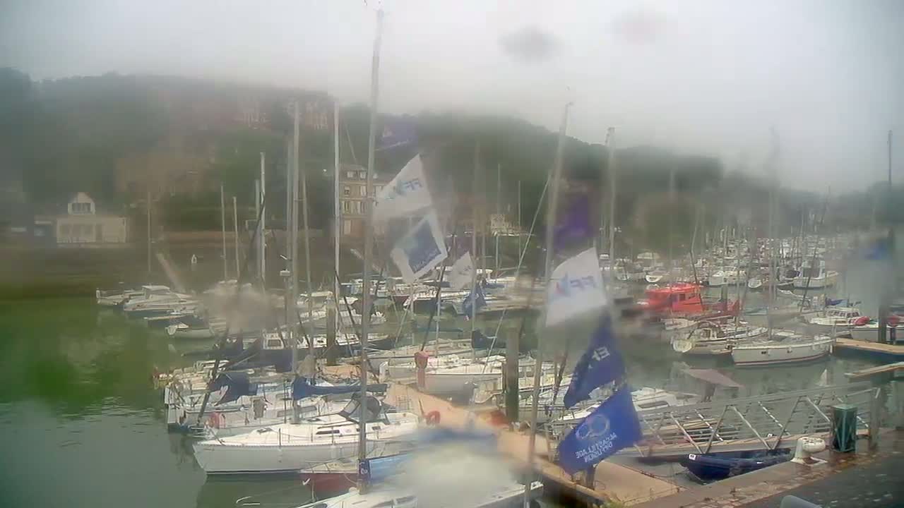Saint-Valery-en-Caux City View & Le Port (Marine) Live Cam - Dieppe, Seine-Maritime, Normandie, France