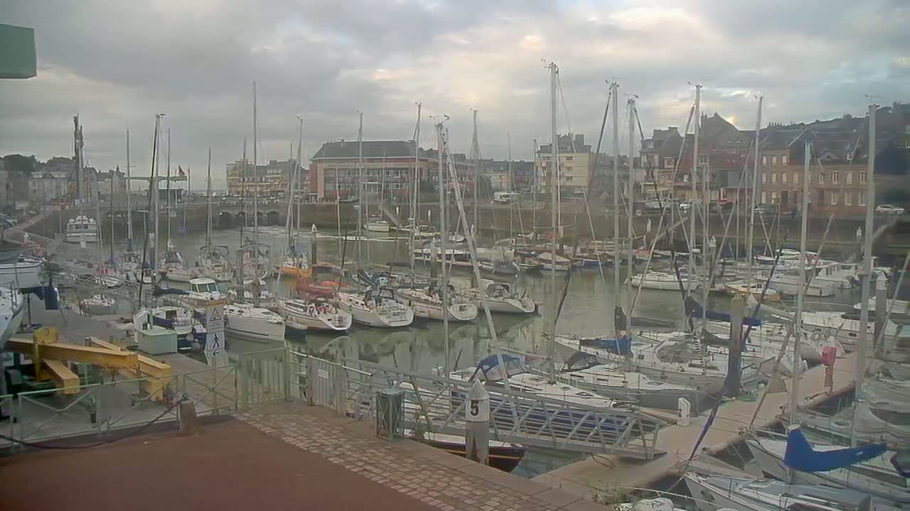 Saint-Valery-en-Caux City View & Le Port (Marine) Live Cam - Dieppe, Seine-Maritime, Normandie, France