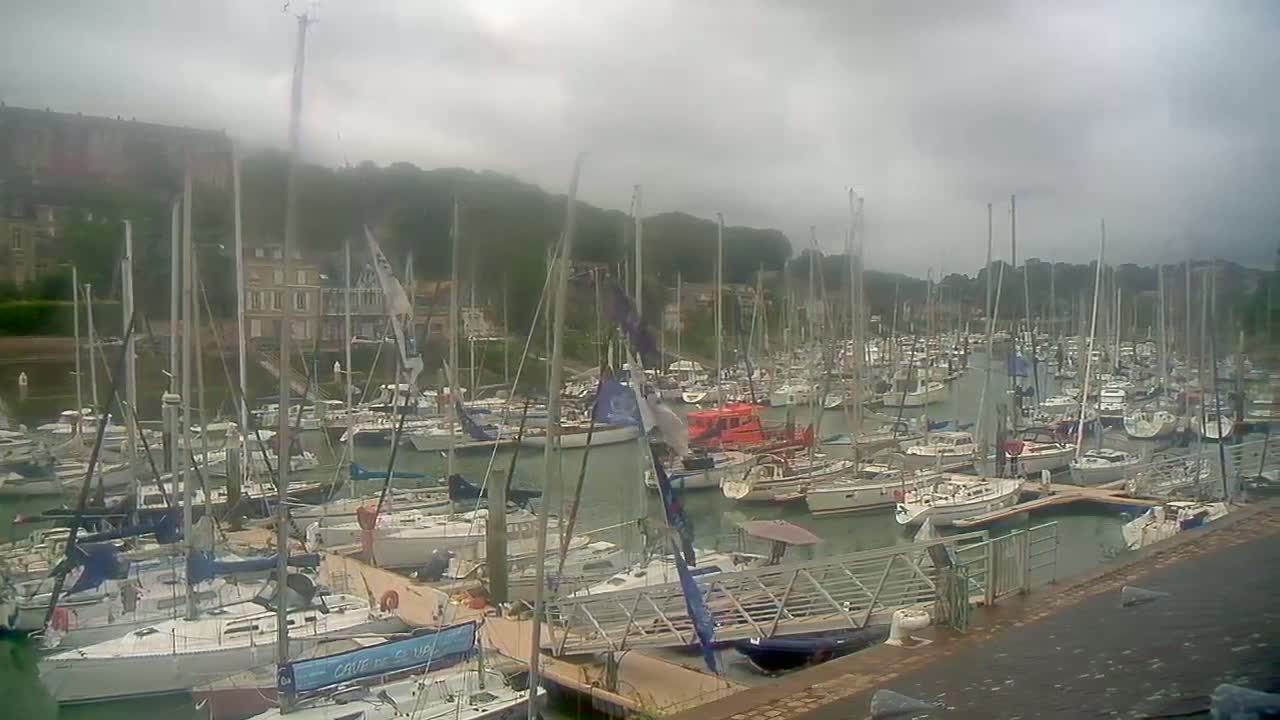 Saint-Valery-en-Caux City View & Le Port (Marine) Live Cam - Dieppe, Seine-Maritime, Normandie, France