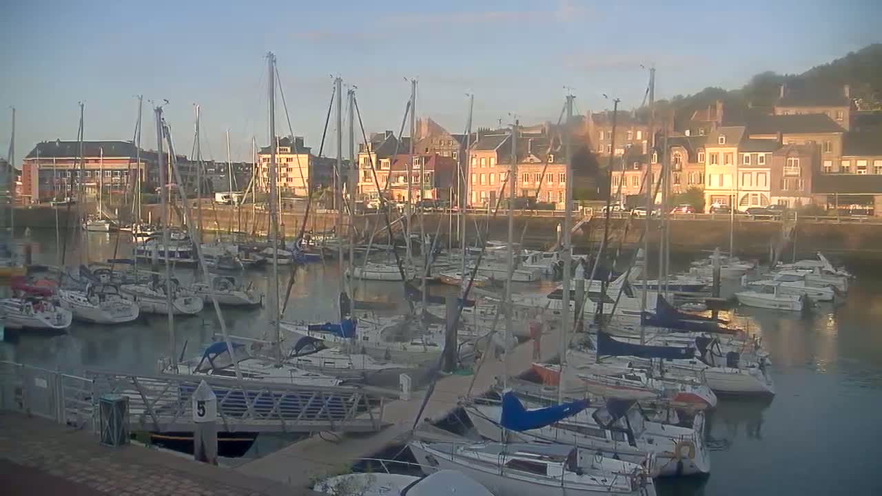 Saint-Valery-en-Caux City View & Le Port (Marine) Live Cam - Dieppe, Seine-Maritime, Normandie, France