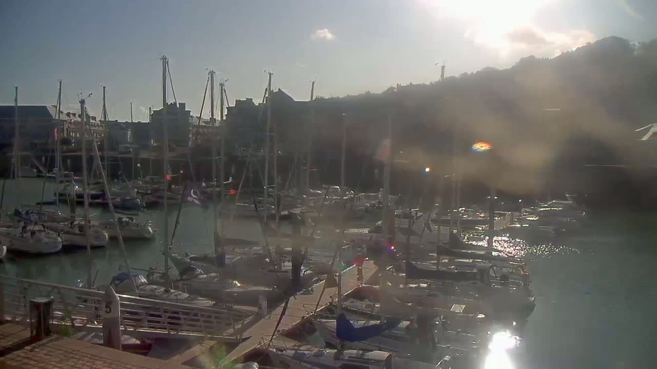 Saint-Valery-en-Caux City View & Le Port (Marine) Live Cam - Dieppe, Seine-Maritime, Normandie, France