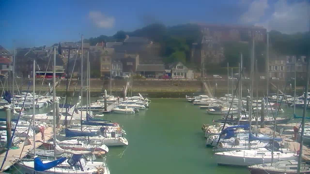 Saint-Valery-en-Caux City View & Le Port (Marine) Live Cam - Dieppe, Seine-Maritime, Normandie, France