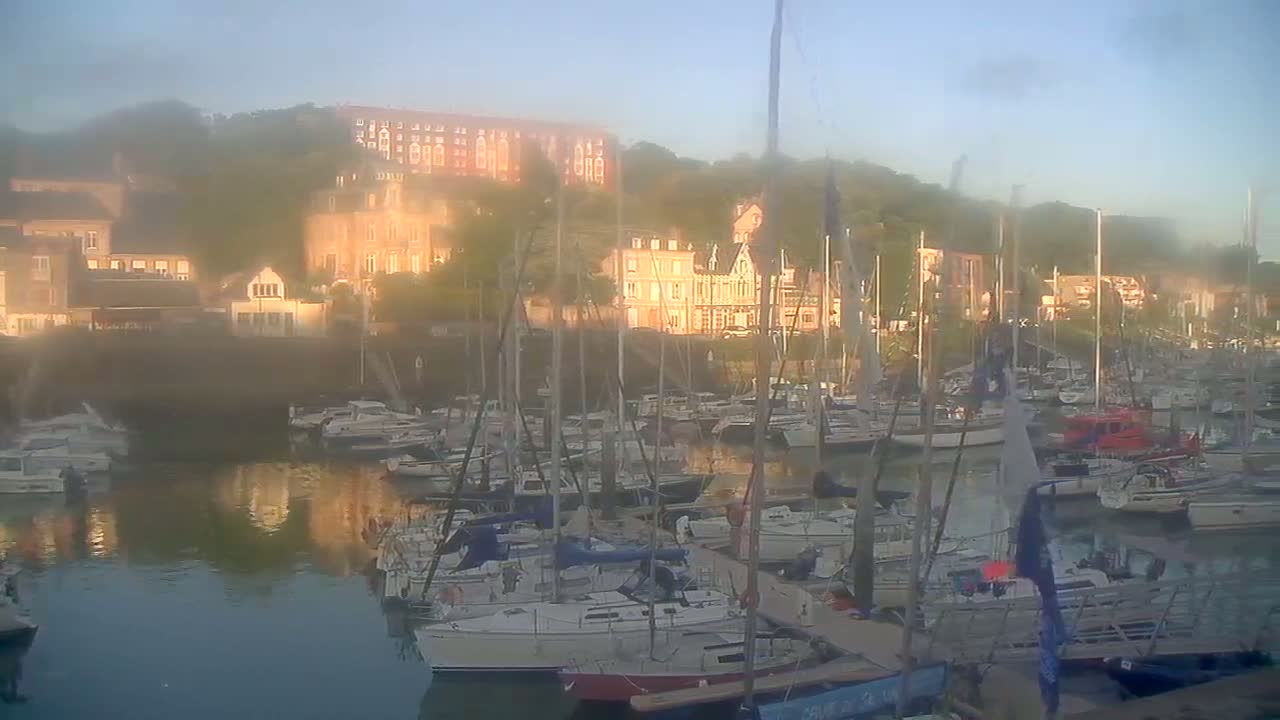 Saint-Valery-en-Caux City View & Le Port (Marine) Live Cam - Dieppe, Seine-Maritime, Normandie, France