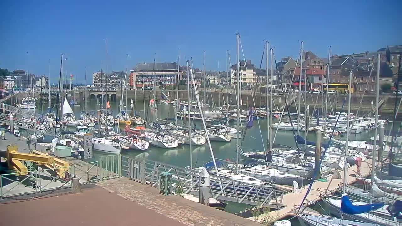 Saint-Valery-en-Caux City View & Le Port (Marine) Live Cam - Dieppe, Seine-Maritime, Normandie, France