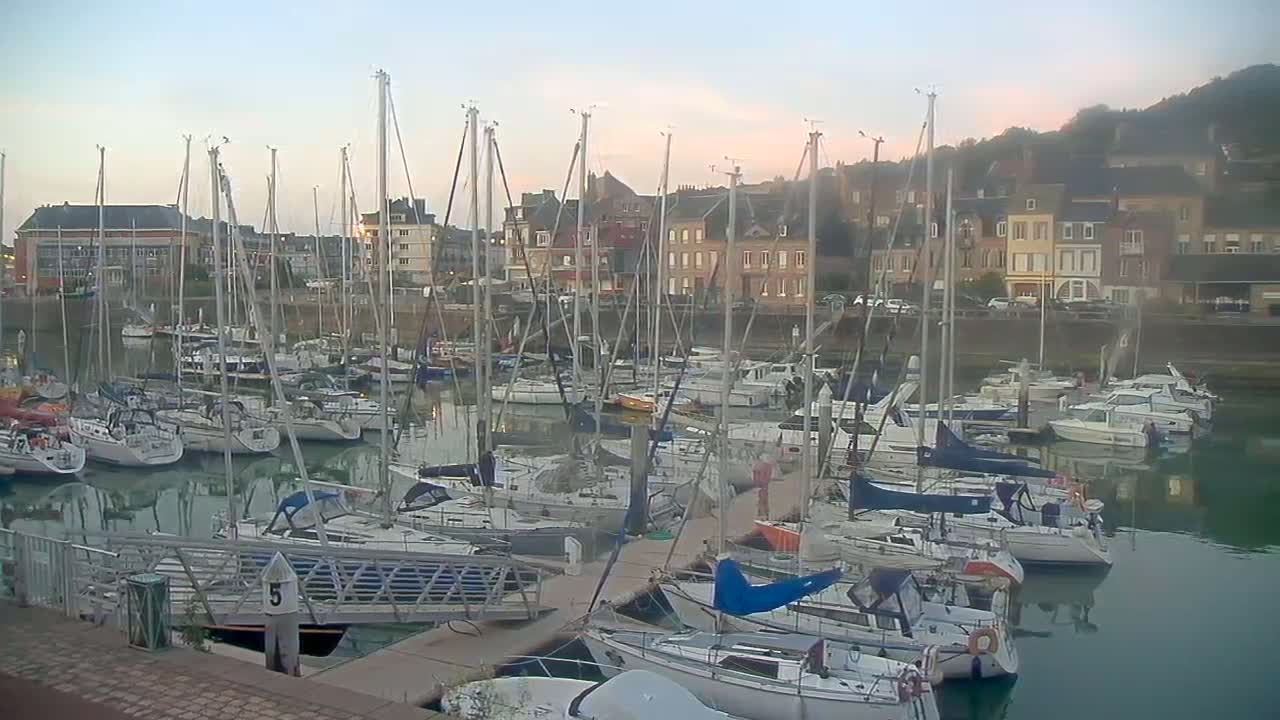Saint-Valery-en-Caux City View & Le Port (Marine) Live Cam - Dieppe, Seine-Maritime, Normandie, France