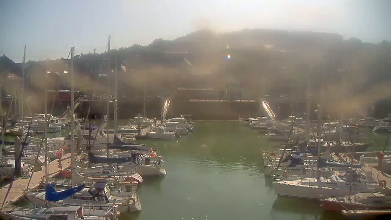 Saint-Valery-en-Caux City View & Le Port (Marine) Live Cam - Dieppe, Seine-Maritime, Normandie, France