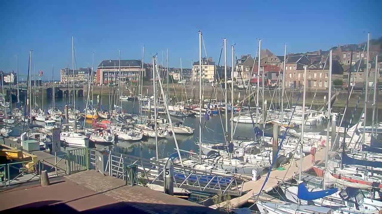 Saint-Valery-en-Caux City View & Le Port (Marine) Live Cam - Dieppe, Seine-Maritime, Normandie, France