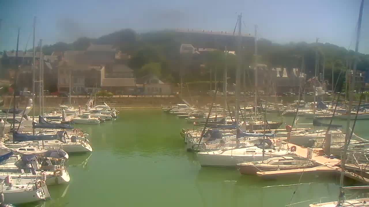 Saint-Valery-en-Caux City View & Le Port (Marine) Live Cam - Dieppe, Seine-Maritime, Normandie, France