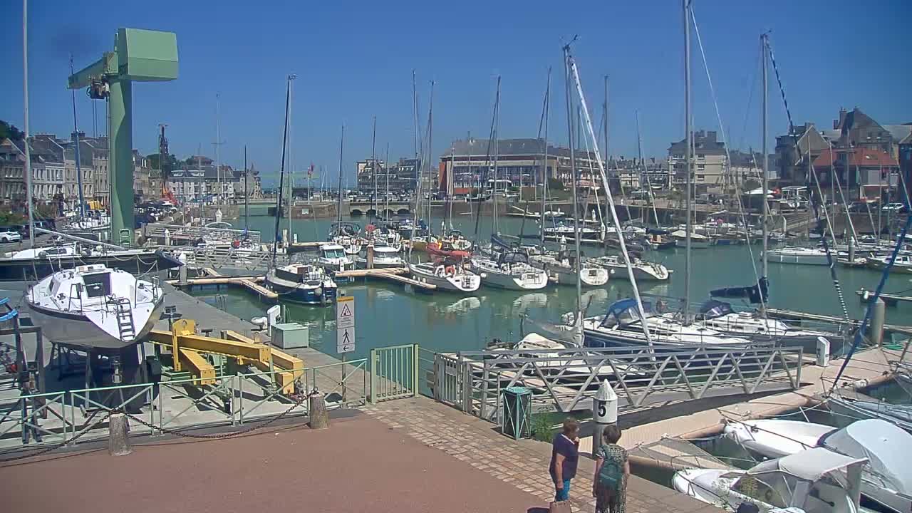 Saint-Valery-en-Caux City View & Le Port (Marine) Live Cam - Dieppe, Seine-Maritime, Normandie, France