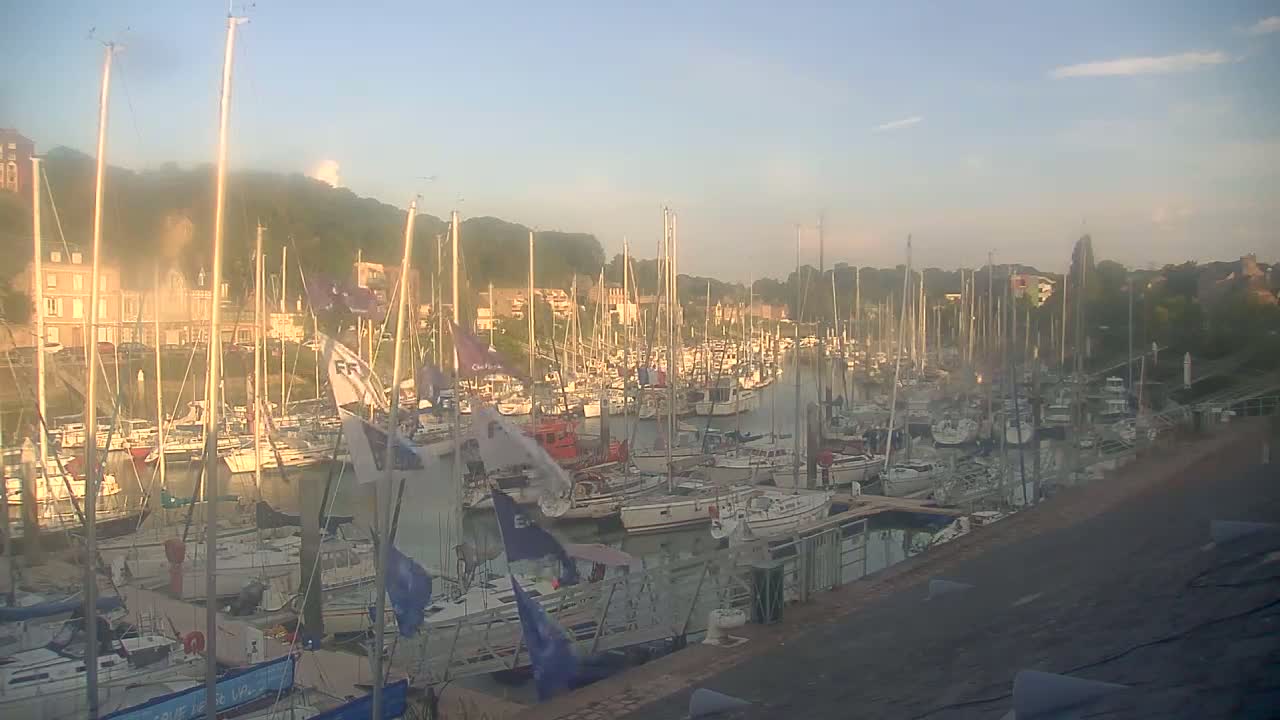 Saint-Valery-en-Caux City View & Le Port (Marine) Live Cam - Dieppe, Seine-Maritime, Normandie, France