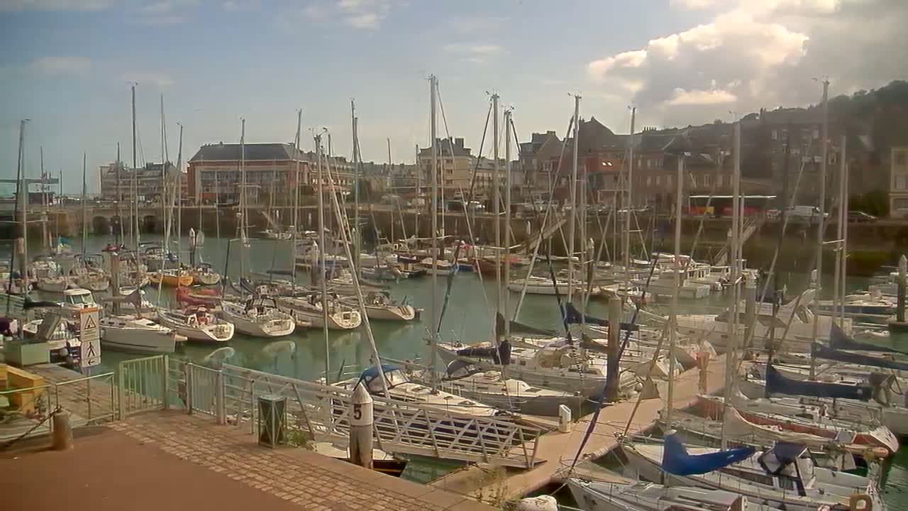 Saint-Valery-en-Caux City View & Le Port (Marine) Live Cam - Dieppe, Seine-Maritime, Normandie, France