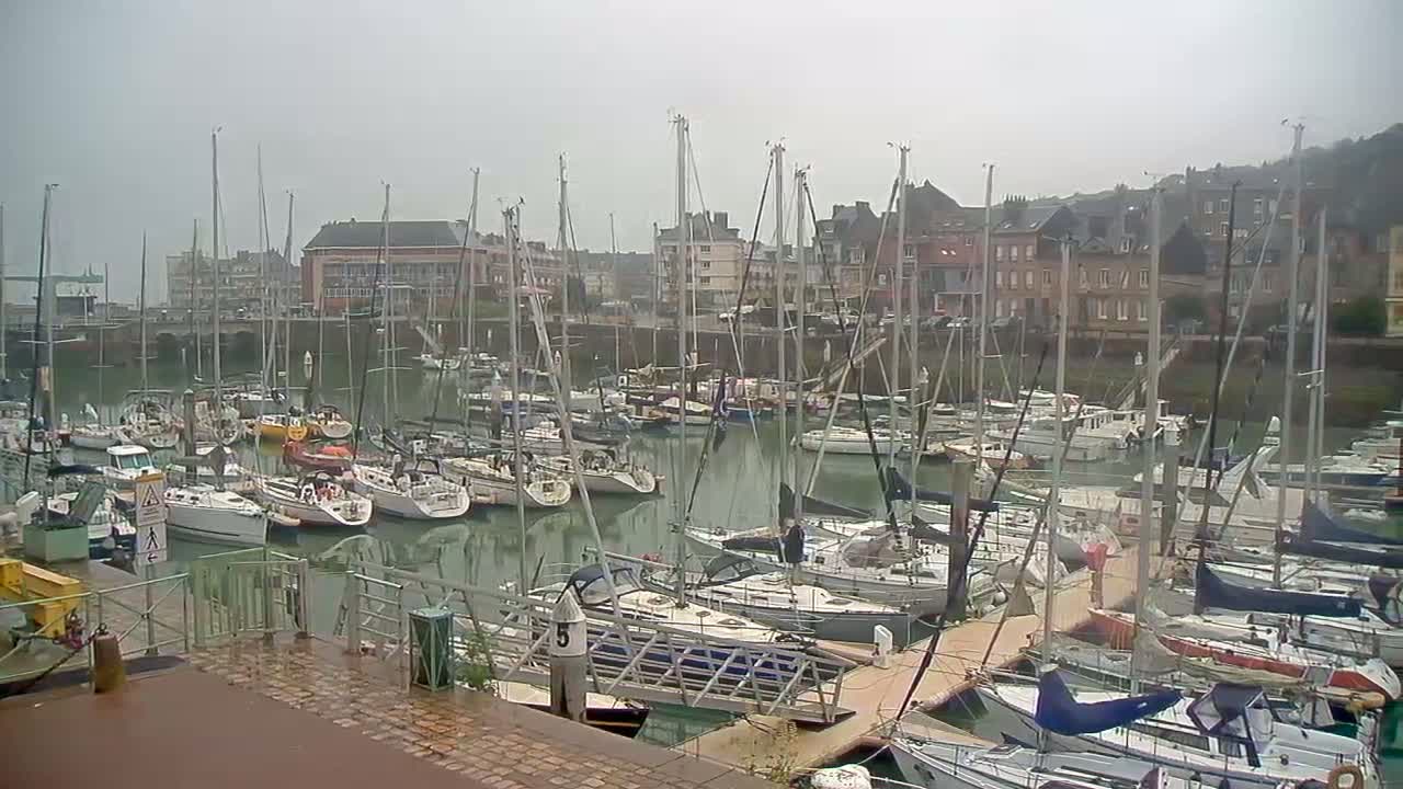 Saint-Valery-en-Caux City View & Le Port (Marine) Live Cam - Dieppe, Seine-Maritime, Normandie, France