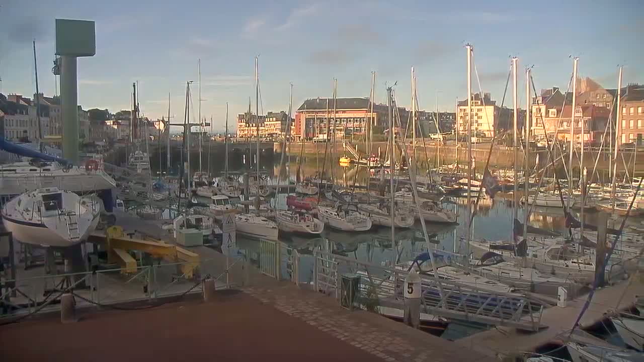 Saint-Valery-en-Caux City View & Le Port (Marine) Live Cam - Dieppe, Seine-Maritime, Normandie, France