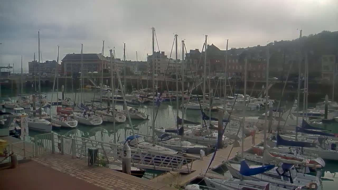 Saint-Valery-en-Caux City View & Le Port (Marine) Live Cam - Dieppe, Seine-Maritime, Normandie, France