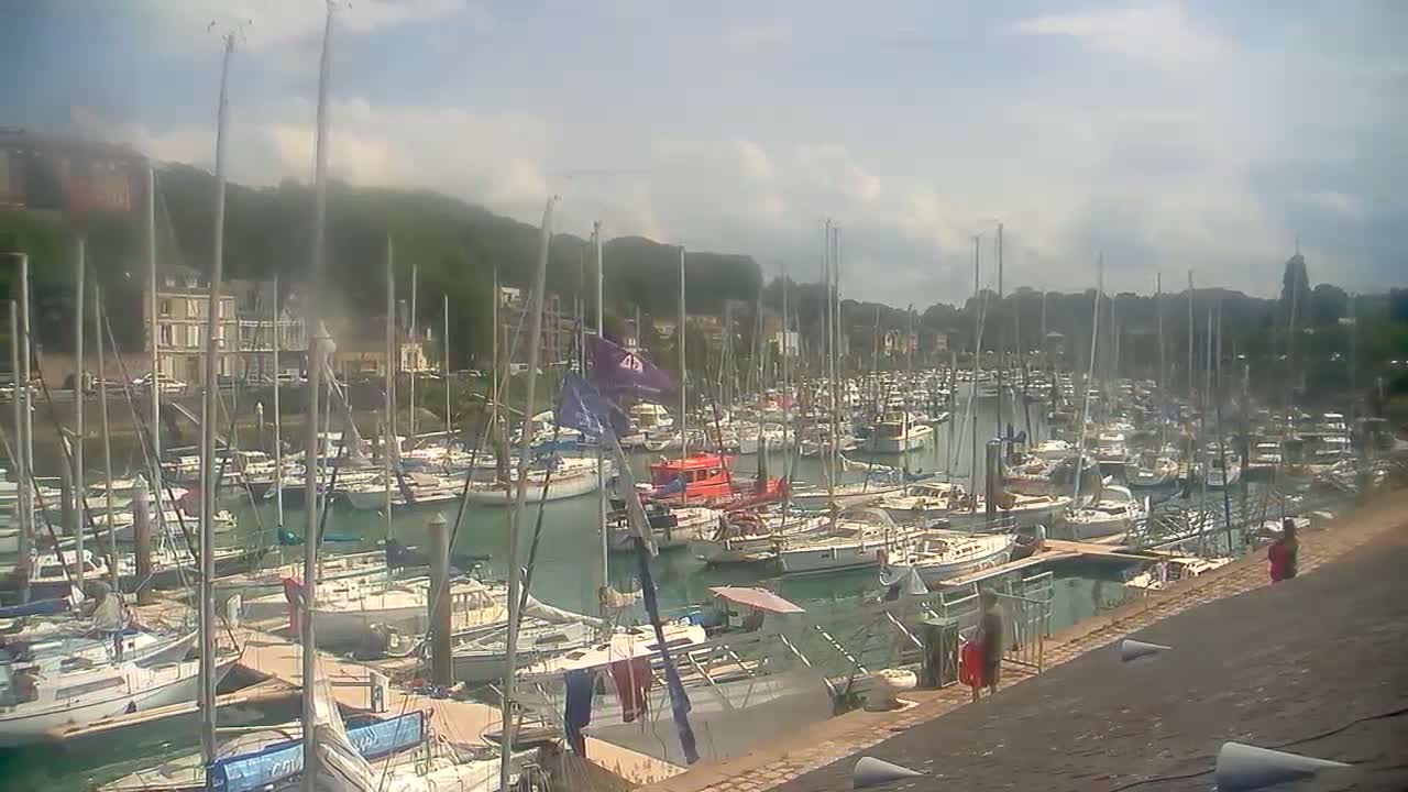 Saint-Valery-en-Caux City View & Le Port (Marine) Live Cam - Dieppe, Seine-Maritime, Normandie, France